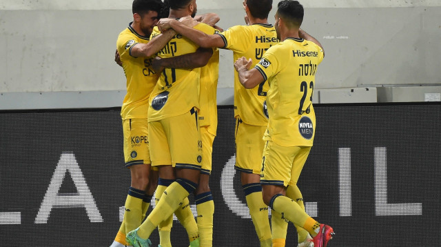 שחקני מכבי תל אביב חוגגים אם אדוארדו גררו (צילום: ברני ארדוב)