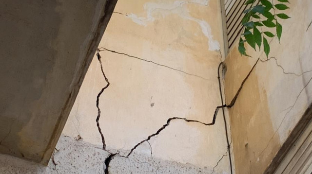 הסדקים בבניין בקרית אתא (צילום: דוברות כבאות והצלה חוף)