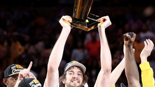 שחקן לוס אנג'לס לייקרס, פאו גאסול, חוגג אליפות (צילום: GettyImages)