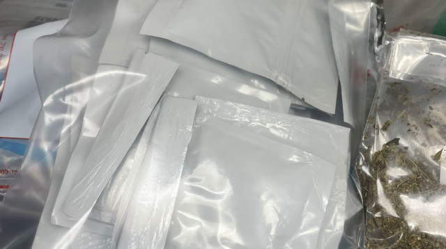 שקיות "נייס גאי" שנמצא בהן חומר רעיל (צילום: דוברות המשטרה)