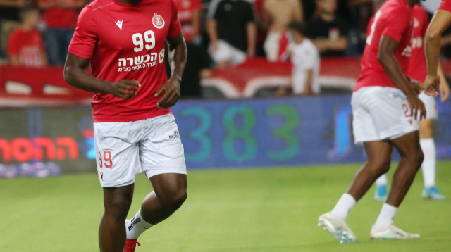 לוסיו, שחקן הפועל תל אביב (צילום: אודי ציטיאט)