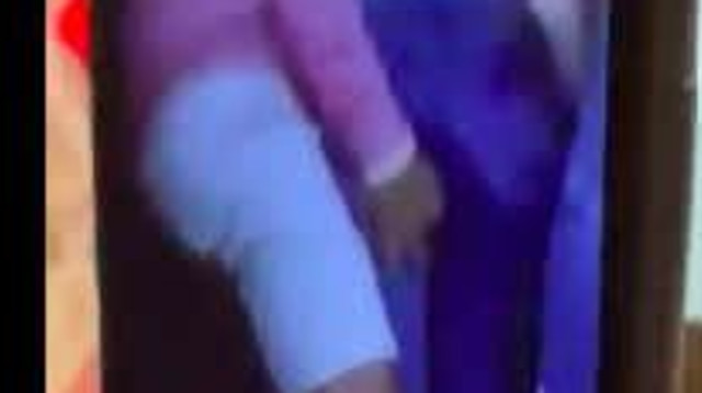 מאמן ג'קסונוויל אורבן מאייר אוחז בישבנה של אישה בבר (צילום: צילום מסך, מתוך טוויטר)