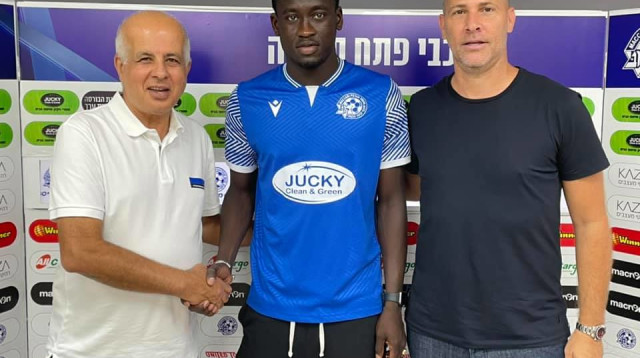 אבלאי אמבנג, מכבי פתח תקוה (צילום: אתר רשמי, מתוך עמוד הפייסבוק של מכבי פתח תקוה)