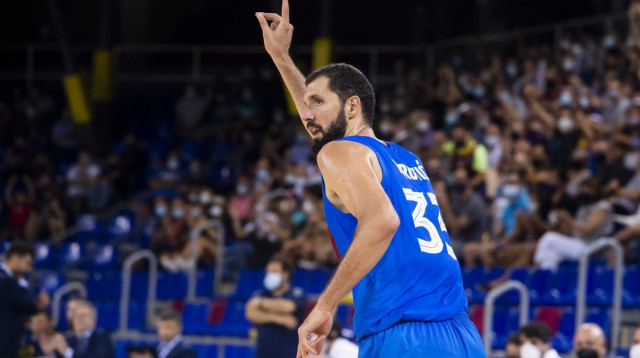 רק תמונת הנפה מרגשת תוכל להעלים את סימני השאלה סביבו, ועדיף עם גביע MVP בצד. ניקולה מירוטיץ' (צילום: אתר רשמי, ברצלונה)