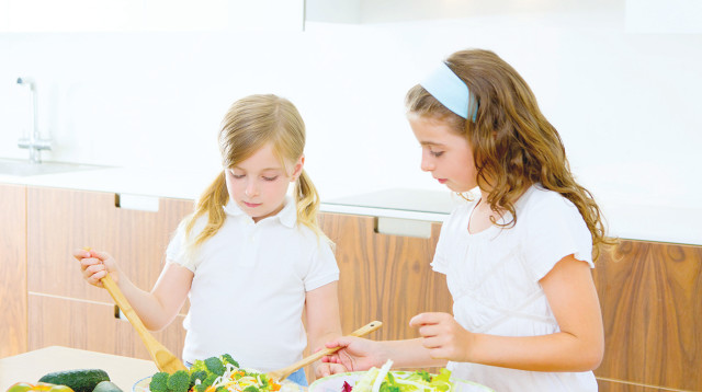 ילדים אוכלים ירקות (צילום: אינגאימג')