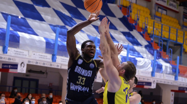 יפגוש יריבה שונה מזו שהכיר. ניק פרקינס נגד חולון בעונה שעברה (צילום: אתר רשמי, ליגת האלופות)