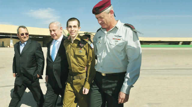 גלעד שליט עם נתניהו, ברק וגנץ ביום שחרורו (צילום: אבי אוחיון, לע"מ)