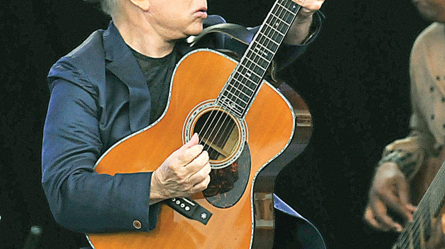 פול סיימון מופיע באנגליה (צילום: GettyImages.Jim Dyson)