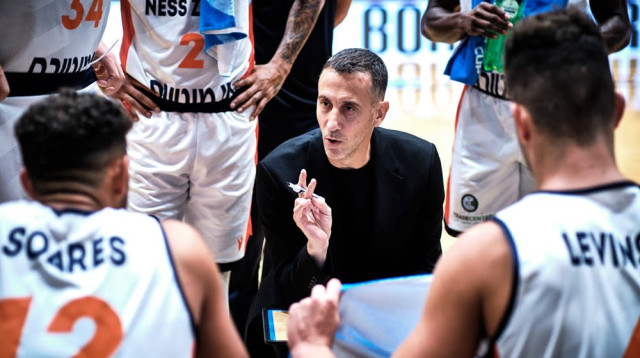 סיימו את דרכם כבר במוקדמות. ליובין עם שחקני נס ציונה (צילום: אתר רשמי, האתר הרשמי של פיב"א)