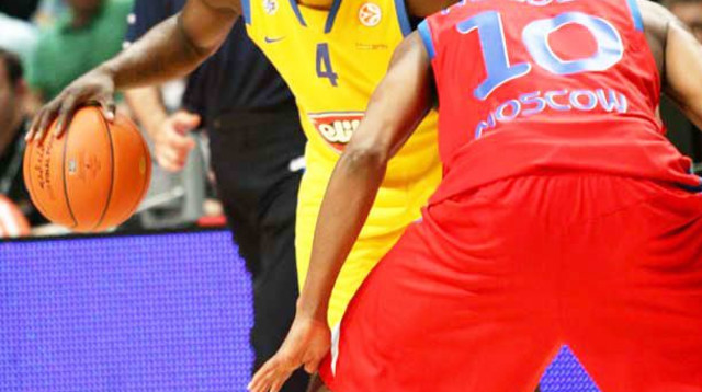 גארד מכבי תל אביב וויל ביינום (שמאל) נשמר על ידי ג'יי.אר הולדן מצסק"א (צילום: יותם רונן)