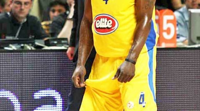 במעצר על הונאה. ביינום (צילום: יותם רונן)