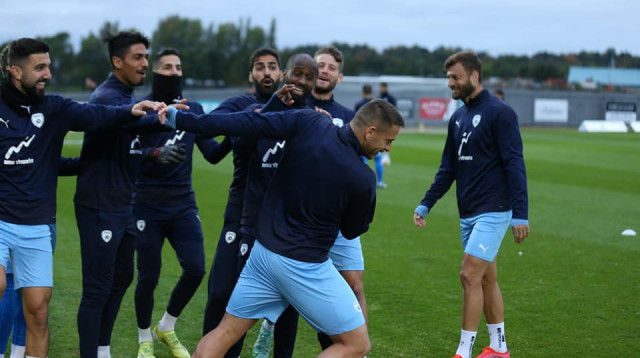 שחקני נבחרת ישראל עם איאד אבו עביד (צילום: אתר רשמי, באדיבות ההתאחדות לכדורגל)