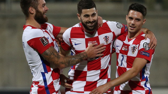 סגנית אלופת העולם לא מתקשה. גבארדיול חוגג עם חבריו (צילום: רויטרס)