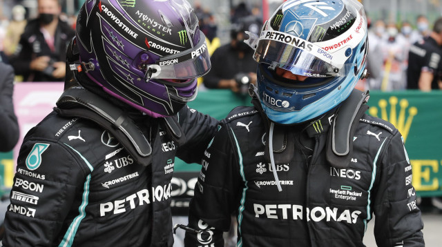 ואלטרי בוטאס (מימין) עם לואיס המילטון נהגי קבוצת מרצדס (צילום: רויטרס)