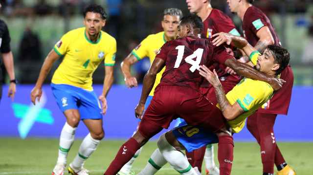 ג'וסואה מחיאס שחקן נבחרת ונצואלה (מימין) מול לוקאס פאקטה שחקן נבחרת ברזיל (צילום: GettyImages, Edilzon Gamez)