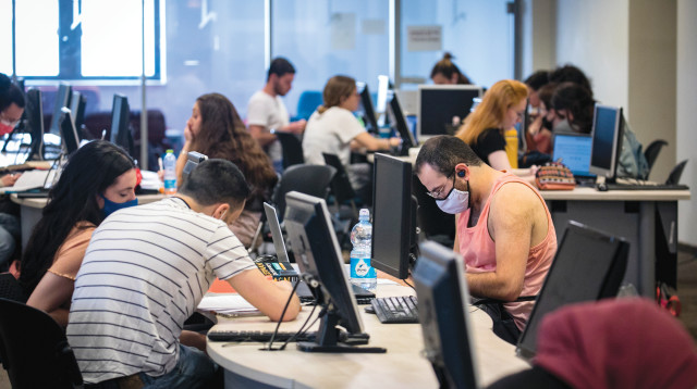 סטודנטים באוניברסיטה העברית (צילום: אוליבייה פיטוסי, פלאש 90)