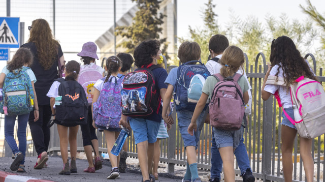 תלמידים בדרך לבית הספר (צילום: אוליבייה פיטוסי, פלאש 90)