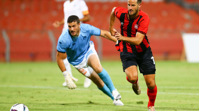 שחר הירש שחקן הפועל רמת גן לפני רן קדוש שוער בני יהודה (צילום: לירון מולדובן)