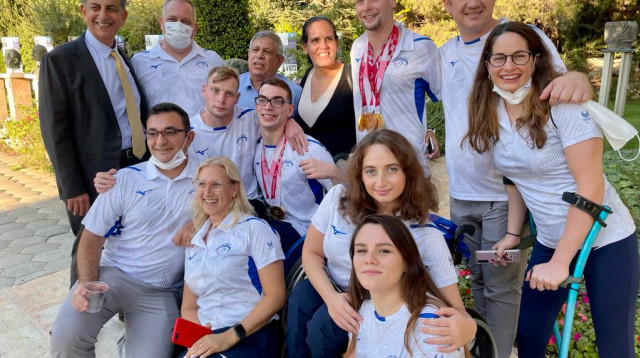 אהוד רצאבי עם נבחרת השחייה של אילן חיפה (צילום: ג'וחא)