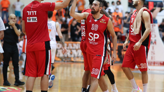 שחקן הפועל תל אביב בר טימור עם אבנר דרור (צילום: דני מרון)