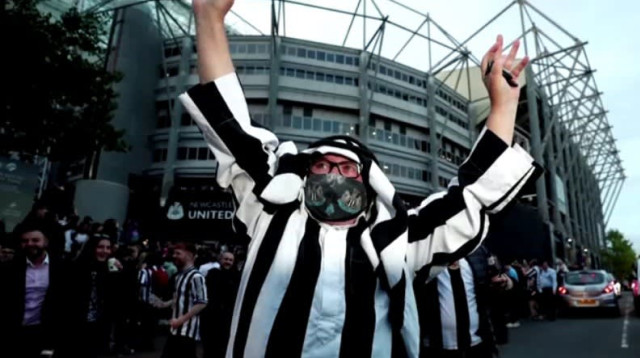 אוהדי ניוקאסל חוגגים את הרכישה הסעודית (צילום: צילום מסך, רויטרס)