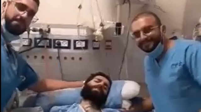 אחים מצטלמים עם מחבל (צילום: עמר אסדי)