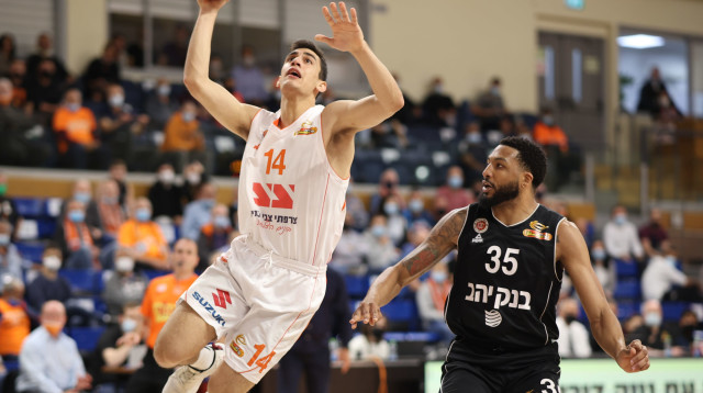 נועם דוברת שחקן מכבי ראשון לציון מול טיישון תומאס שחקן הפועל ירושלים (צילום: דני מרון)