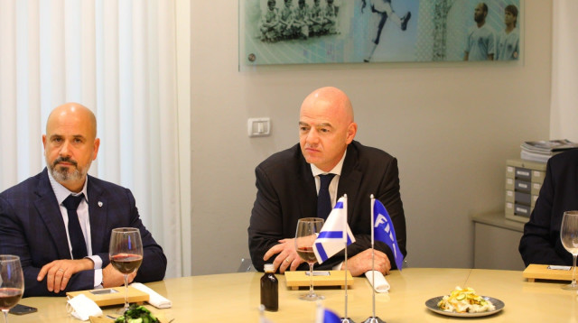 ג'יאני אינפנטינו, נשיא פיפ"א עם אורן חוסן, יו"ר ההתאחדות לכדורגל (צילום: אתר רשמי, ההתאחדות לכדורגל)