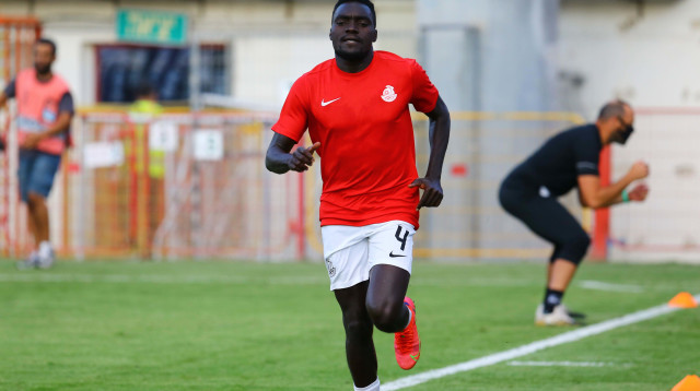 טימותי אוואני שחקן מ.ס. אשדוד בחימום (צילום: לירון מולדובן)