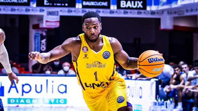 שחקן הפועל חולון ג'ו רגלנד (צילום: אתר רשמי, האתר הרשמי של פיב"א)