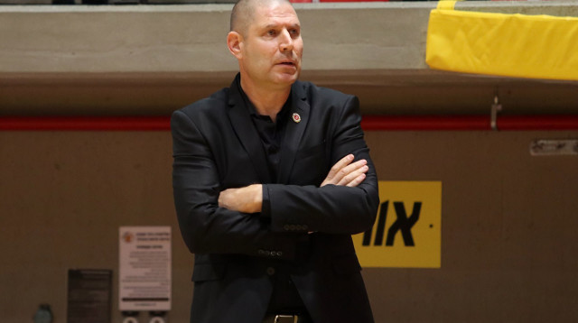 אורן עמיאל פוגש את הקבוצה הראשונה בה אימן בליגת העל (צילום: לילך וייס)