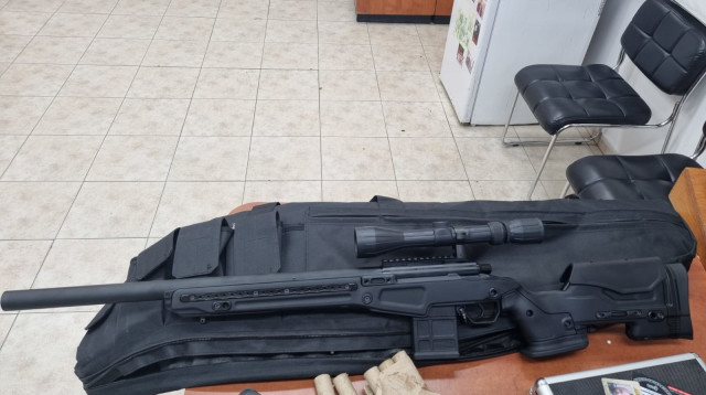 כלי הנשק שנמצאו בידיהם של החשודים בחטיפה (צילום: דוברות המשטרה)