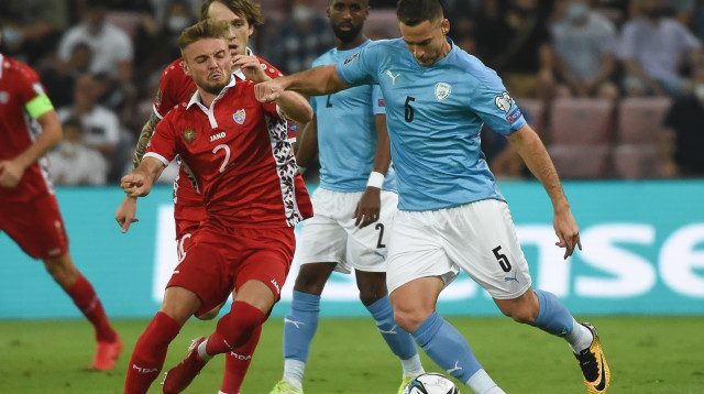 שחקן נבחרת ישראל איאד אבו עביד, מול שחקן נבחרת מולדובה אולג ריאבצ'וק (צילום: ברני ארדוב)