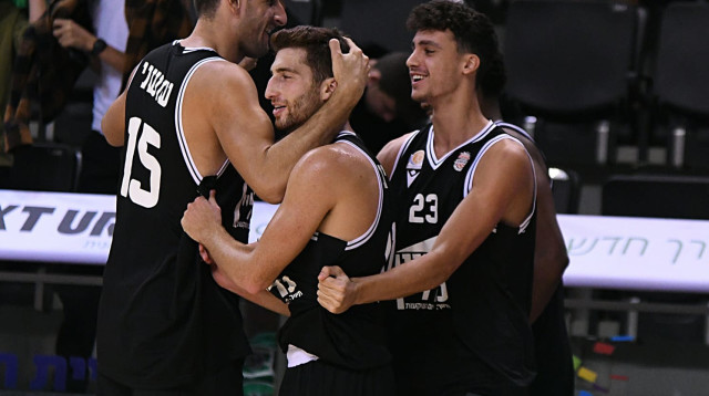 שחקני א.ס. רמת השרון (צילום: אתר רשמי, לימור מלינוף, מנהלת הליגה הלאומית)