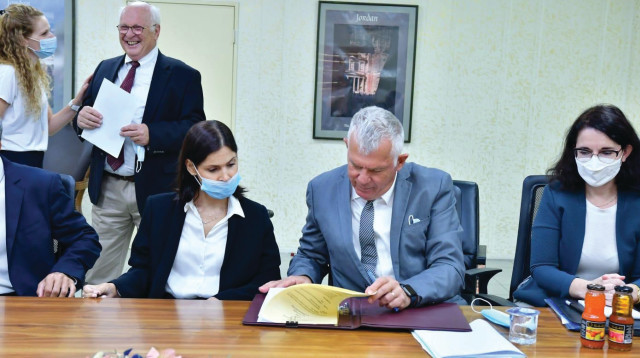 קארין אלהרר ומוחמד אל־נג׳אר בחתימת הסכם המים עם ירדן (צילום: רפי בן חקון, לע''מ)