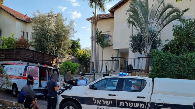 פעוטה נשכחה ברכב באזור השרון (צילום: דוברות מד"א)