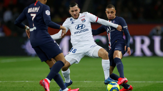 ריאן שרקי שחקן ליון בין לייבין קורזאבה, קיליאן אמבפה שחקני פריס סן ז'רמן (צילום: רויטרס)