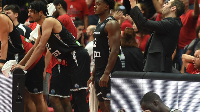 גוני יזרעאלי עוזר מאמן הפועל ירושלים מאוכזב (צילום: ברני ארדוב)