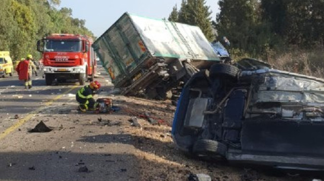 זירת התאונה בכביש 4 (צילום: דוברות המשטרה)