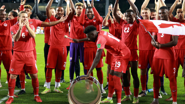 אלפונסו דייויס חוגג עם שחקני נבחרת קנדה (צילום: GettyImages, Vaughn Ridley)