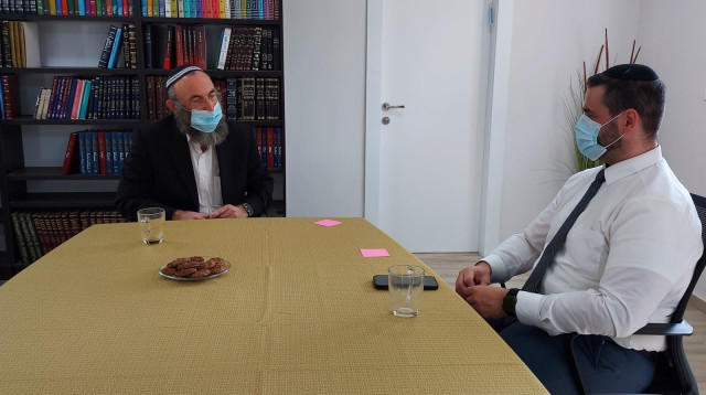 הרב מנחם פרל והרב מוטי באלה (צילום: באדיבות מכון צומת)