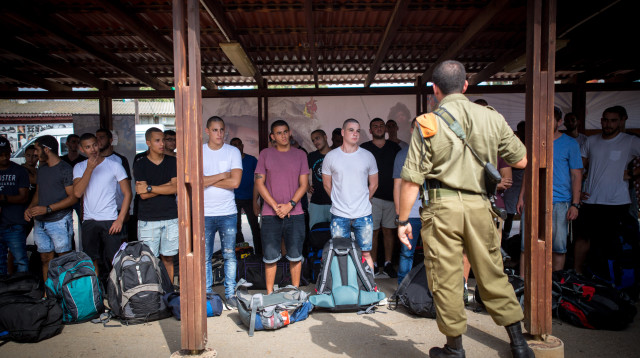 מתגייסים בלשכת הגיוס, ארכיון (צילום: מרים אלסטר, פלאש 90)