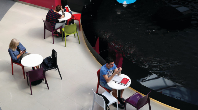 אנשים בפלאפון (צילום: רויטרס)