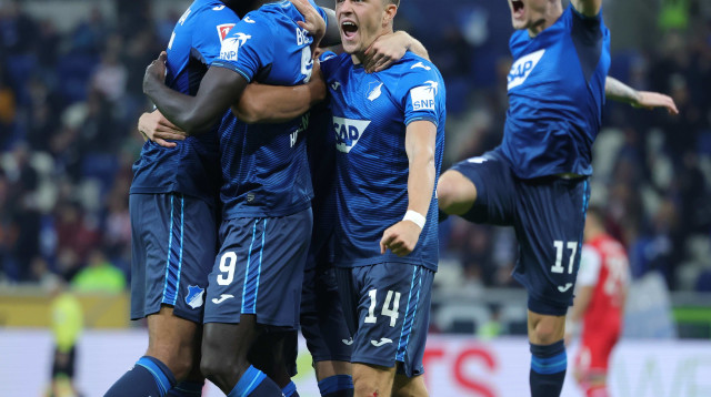 אילאס בבו שחקן הופנהיים חוגג עם כריסטוף באומגרטנר (צילום: GettyImages, Simon Hofmann)