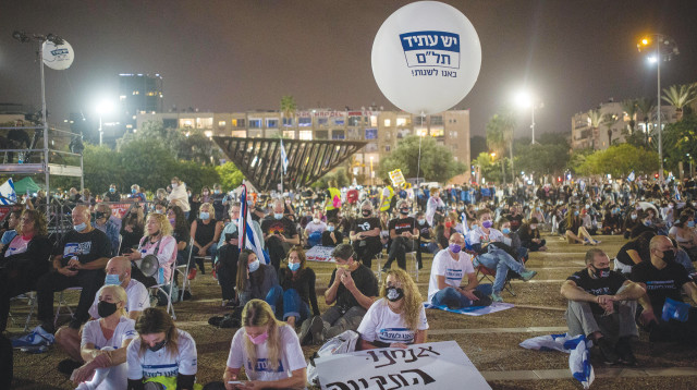 בוכים בכיכר (צילום: מרים אלסטר, פלאש 90)