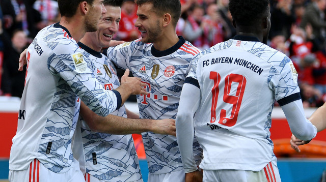 רוברט לבנדובסקי חוגג עם שחקני באיירן מינכן (צילום: GettyImages, Lukas Schulze)