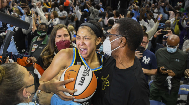קנדיס פארקר אחרי הזכייה באליפות WNBA (צילום: רויטרס)