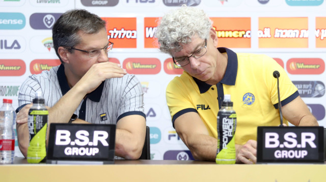 בעלי מכבי תל אביב מיטש גולדהאר עם ג'ק אנגלידיס (צילום: דני מרון)