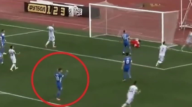 שחקן חוגג שער של היריבה (צילום: צילום מסך, טוויטר)