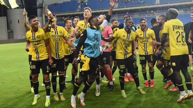 אין להם יותר מדי זמן לחגוג. שחקני מכבי נתניה (צילום: ברני ארדוב)